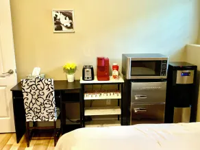 Lovely Private Bedroom. Close to all amenities - Image 5
