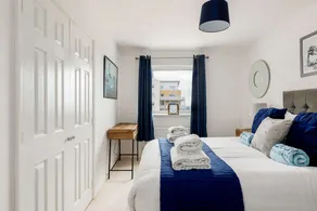Harbourside Retreat - Spacious Balcony with Harbour Views - Image 3