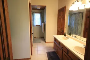 Spacious cabin on tranquil lake with kayaking, fishing. Arcade games, pool table - Image 3