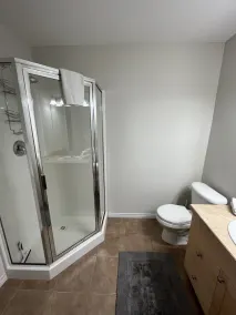 Condominio de primera clase en el lago Shuswap. Resbalón del barco incluido. 1 de septiembre disponible. - Image 3