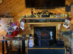 Fantastic \"Black Bear Cabin\" In Lynn Valley - Image 4