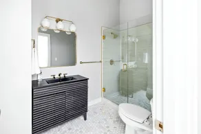 Old Port Brick Loft, Walk to Dining & Waterfront - Image 3