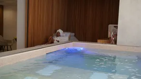 Suite with private heated pool - Image 4