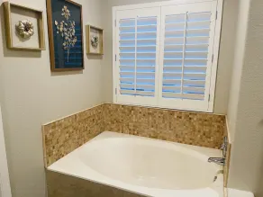 Cheerful 3-bedroom home with private putting green - Image 3