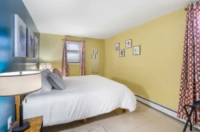 King Bed / Private Parking / 300mbps+ WiFi - Image 4