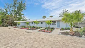 Adorable Beachfront Studio, Private Beach, Originally Part of Starfish Motel - Image 5