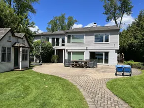 Cozy home with direct lake view - Image 4