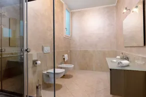 Bright and Modern – Damasco Three-Room Apartment - Image 4