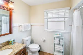 Spacious 5-bedroom 2 bath house - Image 5