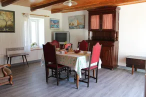 Self-contained apartment in former farmhouse converted into gîtes - Image 5