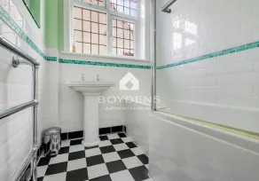 Located in one of the popular Frinton Avenues within walking distance of shops, cafes and beaches - Image 2