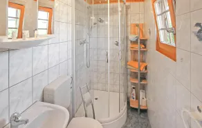 Schmuckes Holzhaus im Grünen - Image 2