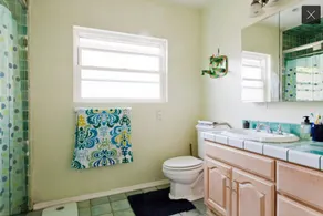 2BD, 1 BA, BUNGALOW FOR 9 GUESTS!! ENTIRE HOUSE W/ DRIVEWAY PARKING!! - Image 2