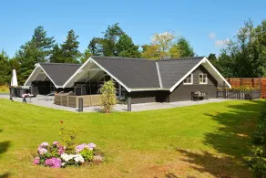 Bright Cottage with Hot Tub - Image 5