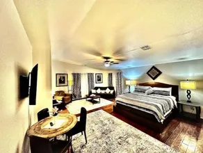 5BR/3.5BA w/2 Master Suites/Pool - Image 2