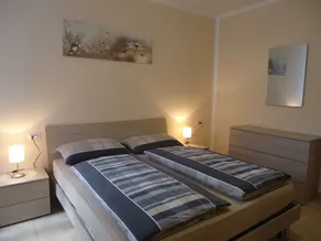 Stueetagen lejlighed op til 6 pers., 3 soveværelser, terrasse og have, 300m til søen - Image 4