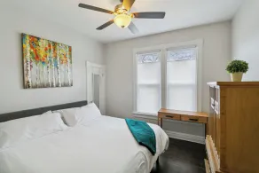 Centrally Located near downtown Libertyville - Image 4