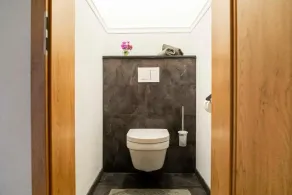 Cozy, centrally located vacation home with two separate bedrooms. Bedrooms - Image 4