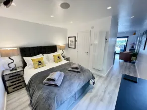 Luxury Lodge close to Clifton Suspension Bridge, hot tub. Sleeps 2 people. - Image 5