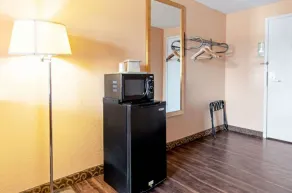 Utica Stay Inn - Image 4