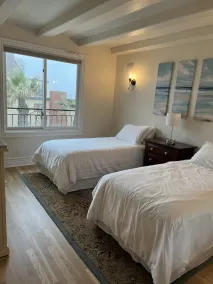 2 Bedroom Strand Townhome with A/C, Rooftop Deck and Parking. Walk to Beach Life - Image 5
