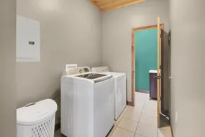 Spacious Lodge on 40 Acres! - Image 2