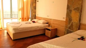 Triple room by the swimming pool - Image 5