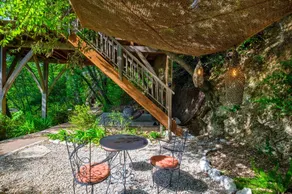 Holiday treehouse \"Bagheera\" with Shared Pool, Private Terrace & Wi-Fi - Image 5