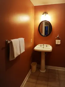 Adorable waterfront 1-bedroom place with BBQ grill - Image 3