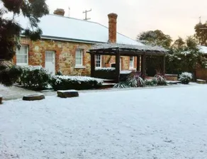 \"White Rose Cottage\" von Tenterfield Accommodation - Image 4