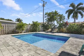 Heated salt water-pool & spa, walk to local beach, park, boat ramp, restaurants. - Image 4