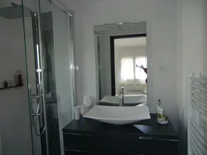 Quiet T2 with swimming pool - Image 3