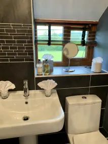 Cosy First Floor rural Apartment with Views - Image 4