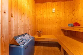 12 Personen Familienferienhaus mit Sauna, Whirlpool, zwei Duschen und Toiletten, Kaminofen und Kanu in 1. Reihe zum See mit wundervollem Seeblick in Otterndorf - Image 2