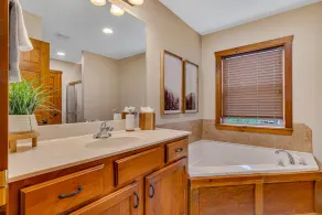 ONE Minute from Silver Dollar City! INDOOR Pool! - Image 4