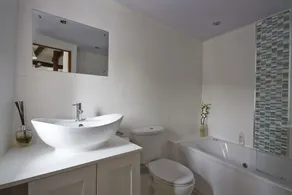 Lakeside Cottage - Sleeps 8 - Garden - Image 4