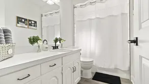 Modern & Comfy ~ 15mins to Downtown ~ Queen Beds! - Image 4