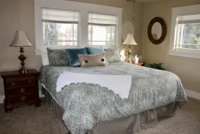Beautifully restored 1922 craftsman bungalow in a prime Lodi wine tasting area - Image 4