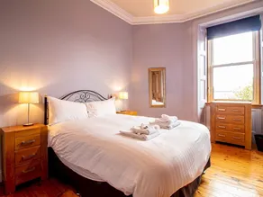 Beautiful and Bright Georgian Style Morningside Apartment - Pass the Keys - Image 3