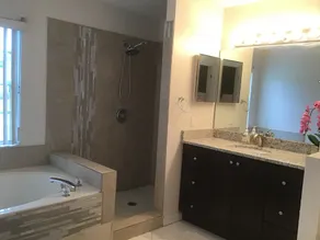 Sunny Florida Retreat - Image 3