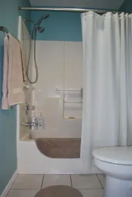 Schönes ebenerdiges 2-Schlafzimmer, 2-Badezimmer Condo mit Bergblick - Image 3