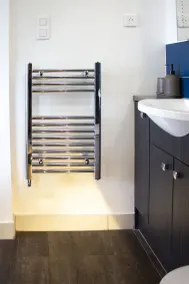 Romantic converted shipping container with outdoor bath - Image 2