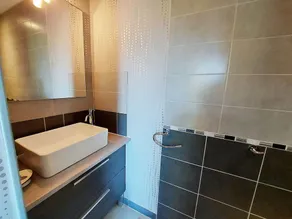 Maison avec jardin, 4 chambres, proche Laval, idéale pour familles et séjours professionnels - Image 5