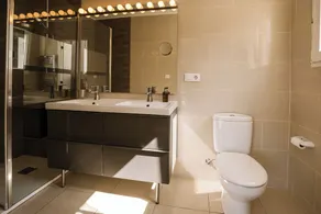 Experience Unrivalled Luxury: Private 6-Bed Villa Escape with Hot Tub, Bar, WiFi - Image 4