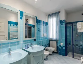 Elegant lake view villa with swimming pool - Image 3