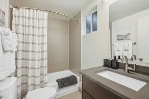Bellevue Way SE Executive Suite - Free Parking + WiFi - Monthly Stays - Image 2
