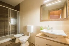 Helt privat ejendom - pool, have, legeplads, enge og skove - Image 4