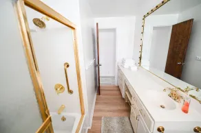 SB Home w Fireplace minutes to Notre Dame. Sleeps 6 - Image 3