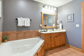 Loving Life Lodge - Resort Access, Private Lake, Pools, Golf, Screened Porch - Image 4