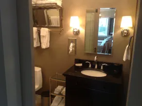 GORGEOUS LUXURY 1 BDRM Fully Furnished Apt., ALL UTILITIES INCLUDED - Image 4